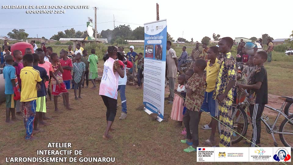 Activités interactives menées sur l'esplanade du bureau d'arrondissement de Gounarou